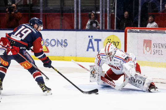 Linköpings Patrick Russel och Timrås målvakt Jacob