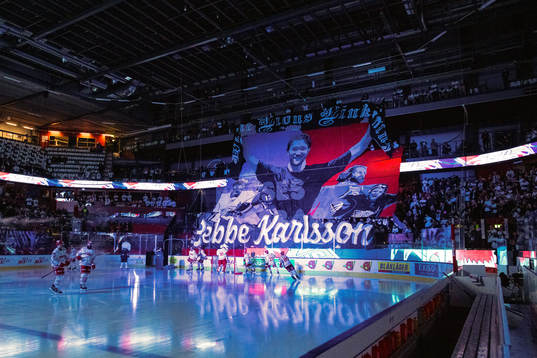 Linköpings supportrar med ett tifo riktat till Sebastian