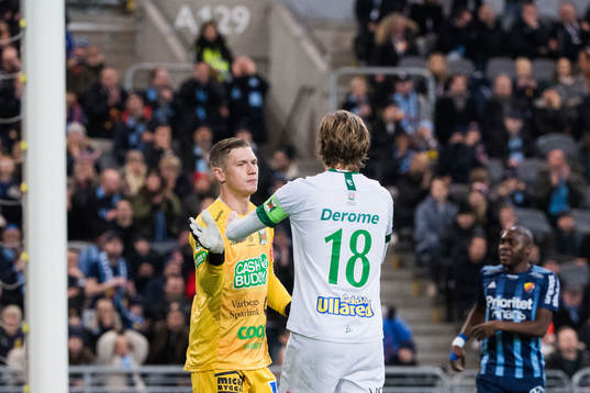 Varbergs målvakt Philip Mårtensson och Joakim Lindner jublar