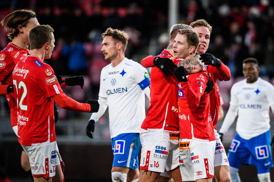 Degerfors Johan Bertilsson jublar med lagkamrater