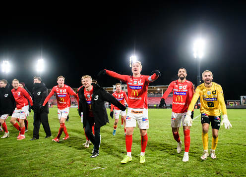 Degerfors Karl Axel Lindahl, Oliver Ekroth, Sean Sabetkar och målvakt Alfie Malik Whiteman jublar