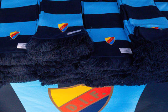 Djurgårdens halsdukar i en souvenirbutik