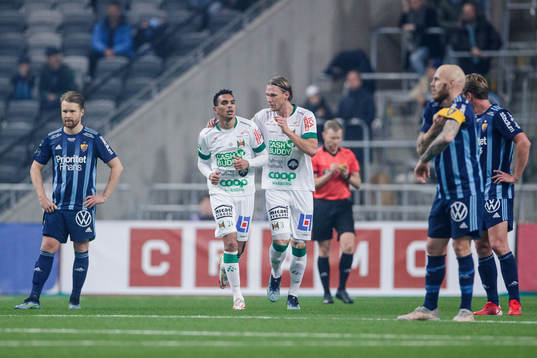 Varbergs Ryan Moon jublar med Hampus Zachrisson efter 1-2