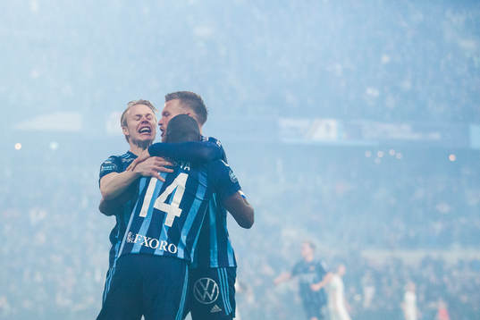 Djurgårdens Edward Chilufya jublar med Elliot Käck och Nicklas Bärkroth efter 1-1