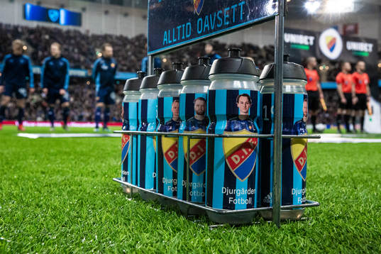 Vattenflaskor på konstgräset i Tele2 Arena