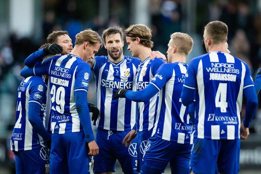 IFK Göteborgs Tobias Sana jublar med lagkamrater efter 2-0