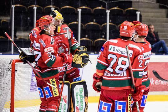 Modos Hugo Styf jublar med lagkamrater