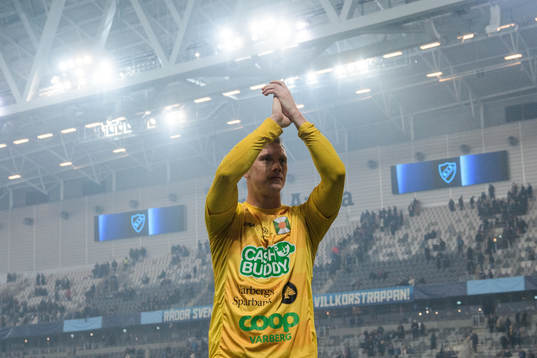 Varbergs målvakt Philip Mårtensson jublar