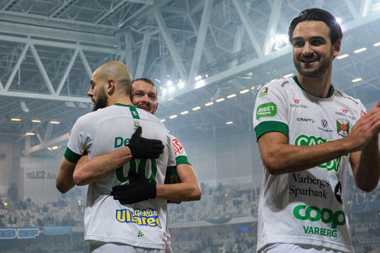 Varbergs Robin Simovic och Albert Ejupi jublar