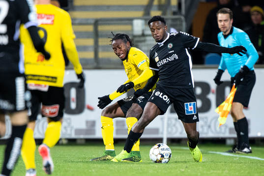 Mjällbys Mamudu Moro och Örebros Kevin Wright