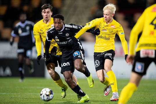 Örebros Kevin Wright och Mjällbys Jesper Gustavsson och