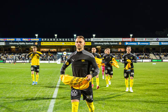 Mjällbys Max Watson  med en supportertröja