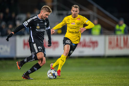 Örebros Johan Mårtensson  och Mjällbys Elias Andersson