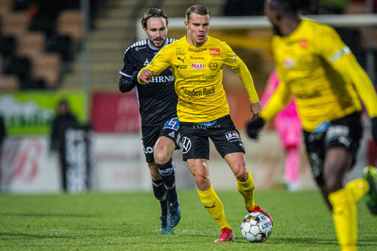 Örebros Kevin Walker och Mjällbys Elias Andersson