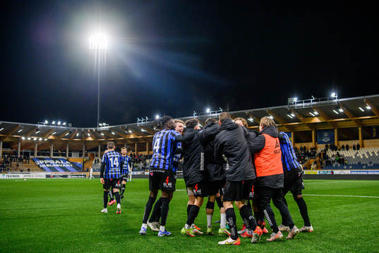 Sirius spelare jublar efter 3-0 av Nahom Girmai Netabay