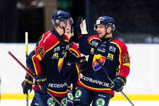 Djurgårdens Ludvig Hedström (v) gör 2-0 och gratuleras