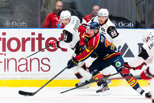 Djurgårdens Sebastian Strandberg jagas av Malmö Redhawks