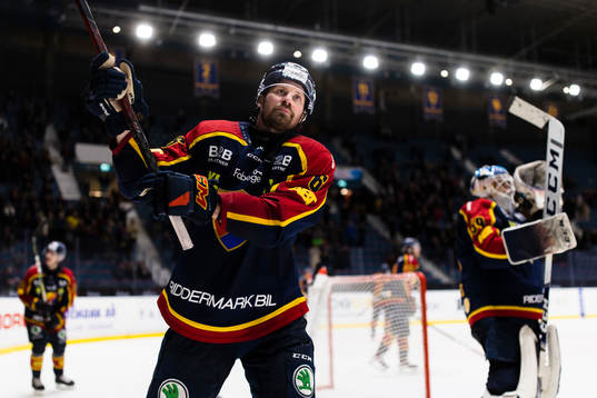 Djurgårdens Stefan Warg jublar och tackar publiken