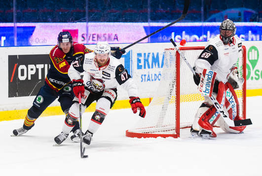 Malmö Redhawks Joakim Ryan jagas av Djurgårdens Marcus