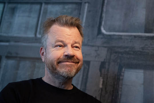 Den f.d. ishockeyspelaren Thomas Andersson blir intervjuad