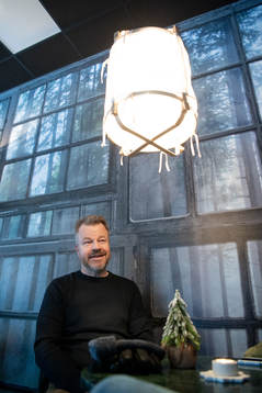 Den f.d. ishockeyspelaren Thomas Andersson blir intervjuad