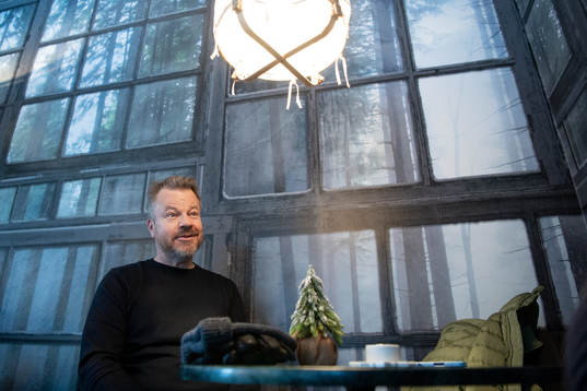 Den f.d. ishockeyspelaren Thomas Andersson blir intervjuad