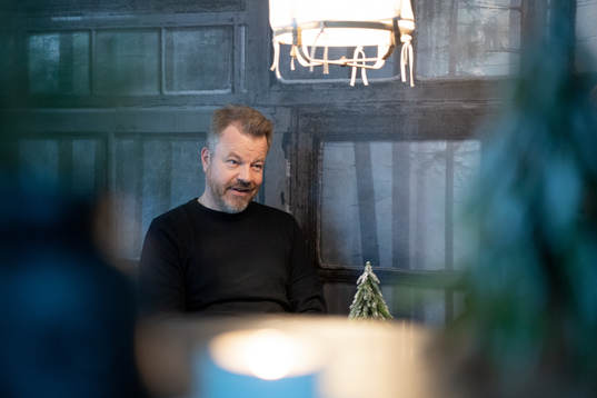 Den f.d. ishockeyspelaren Thomas Andersson blir intervjuad