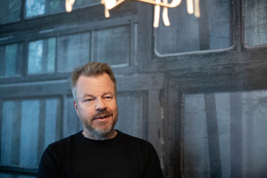 Den f.d. ishockeyspelaren Thomas Andersson blir intervjuad