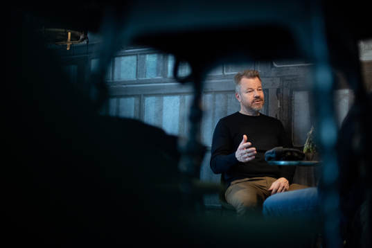 Den f.d. ishockeyspelaren Thomas Andersson blir intervjuad