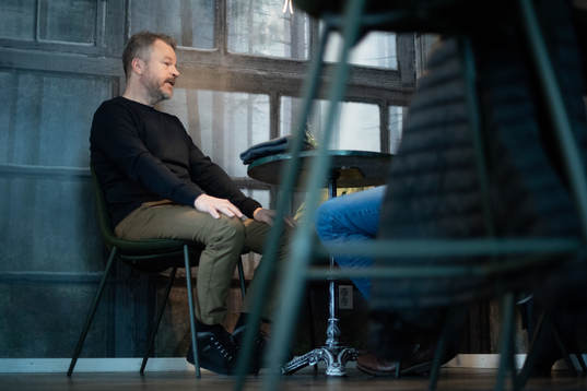 Den f.d. ishockeyspelaren Thomas Andersson blir intervjuad