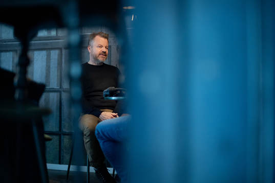 Den f.d. ishockeyspelaren Thomas Andersson blir intervjuad