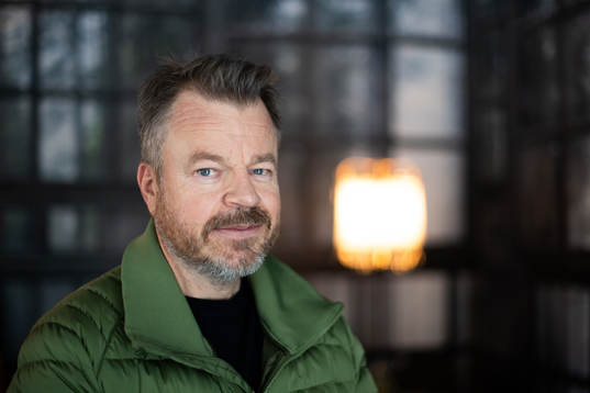 Den f.d. ishockeyspelaren Thomas Andersson blir intervjuad