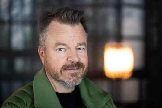 Den f.d. ishockeyspelaren Thomas Andersson blir intervjuad