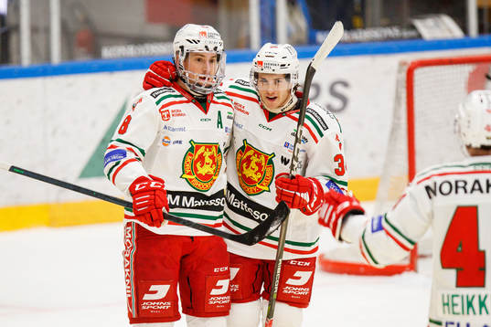 Moras Robin Johansson och Bobby MacIntyre jublar