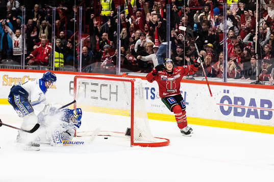 Örebros Joel Mustonen gör 3-1 bakom Leksands målvakt