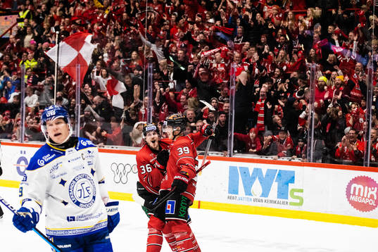 Örebros Joel Mustonen och Emil Larsson jublar
