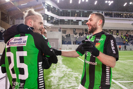 GAIS Jonas Lindberg jublar med Malkolm Moenza