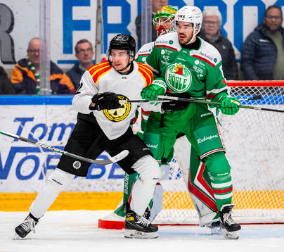 Brynäs Adam Pettersson och Rögles Eric Gelinas
