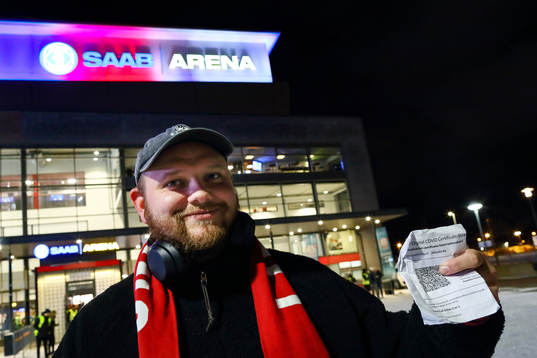 Besökare Filip Fyhr med vaccinationsbevis utanför SAAB