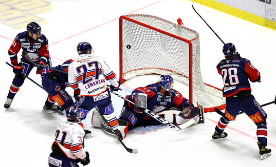 Mål 0-1 av Växjös Peter Andersson förbi Linköpings