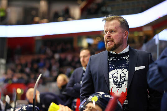 Linköpings tränare Klas Östman reagerar