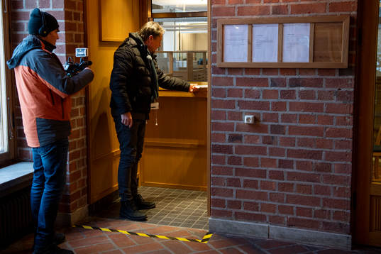 SVTs reporter Pierre Ragnehag tar emot den utskrivna domen när den faller mot Östersunds FKs tidigare ordförandens Daniel Kindberg den 3 december 2021 i Sundsvall. 