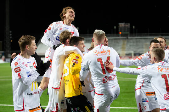 Degerfors spelare jublar