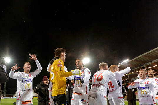 Degerfors spelare jublar