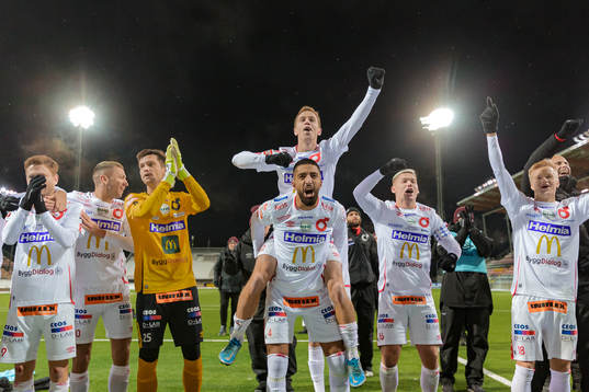 Degerfors Daniel Janevski och Erik Lindell (på ryggen) jublar med lagkamrater