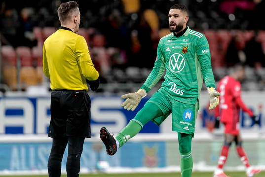 Östersunds målvakt Sixten Mohlin reagera på domare Bojan