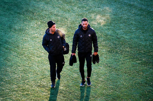 Örebros Nordin Gerzic och Nahir Besara på väg till