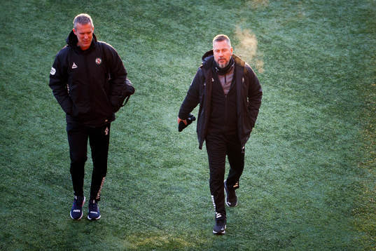 Örebros tränare Marcus Lantz på väg till fotbollsmatchen i Allsvenskan mellan Örebro och Elfsborg den 4 december 2021 i Örebro. 