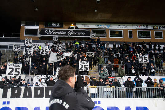 Örebros Nordin Gerzic tackas av