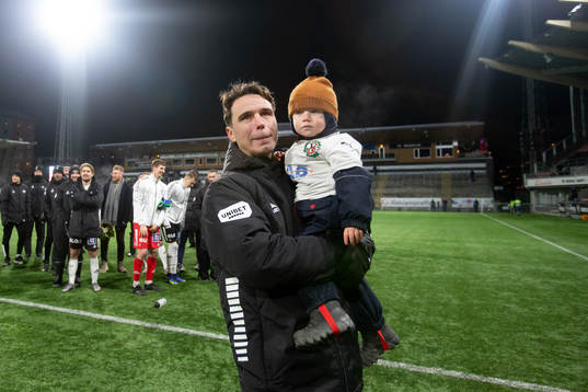 Örebros Nordin Gerzic tackas av